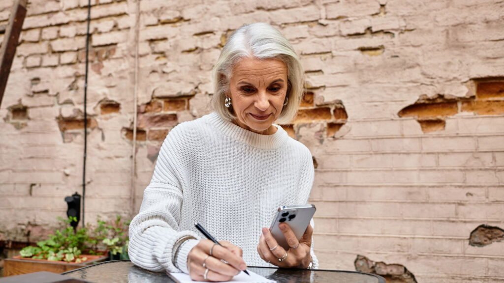 Cabelo branco natural é tendência e esses cuidados fazem toda a diferença
