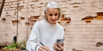 Cabelo branco natural é tendência e esses cuidados fazem toda a diferença