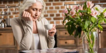 Cabelo branco natural é tendência e esses cuidados fazem toda a diferença