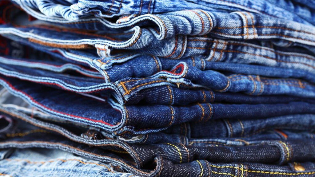 O que torna o jeans uma peça insubstituível no guarda-roupa moderno?