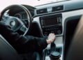 Marcha ré com ruído alto? Veja por que isso acontece nos carros