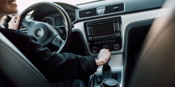 Marcha ré com ruído alto? Veja por que isso acontece nos carros