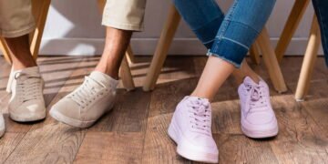 Saiba como usar tênis sociais em ambientes de trabalho e manter um look sofisticado