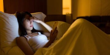 Radiação do celular causa câncer? Entenda se há riscos e o que diz a ciência