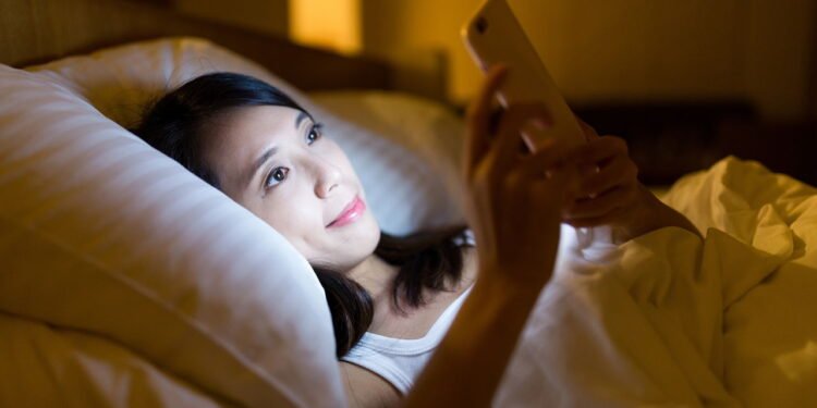 O estudo que mostra como o celular atrapalha seu sono e bem-estar - Créditos: depositphotos.com / leungchopan