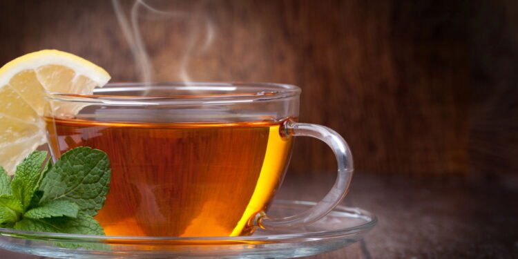 Especialista revelam os benefícios de beber chá de gengibre