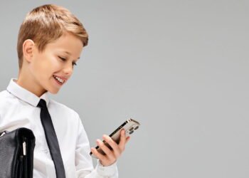 Cuidado! Saiba o impacto negativo que o excesso de tela pode causar no desenvolvimento de crianças