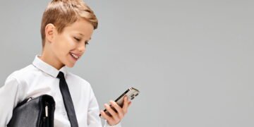 Cuidado! Saiba o impacto negativo que o excesso de tela pode causar no desenvolvimento de crianças