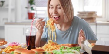 Comer mais cedo pode prolongar sua vida: entenda os horários ideais das refeições