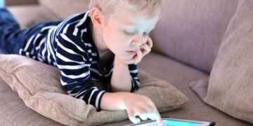 Como proteger seu filho dos golpes na internet