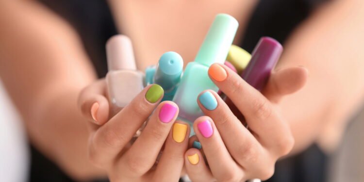 Mulher com esmaltes na mão-Créditos: depositphotos.com / serezniy