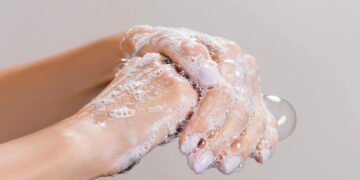 Por que a espuma do sabão é sempre branca, mesmo com sabões coloridos?