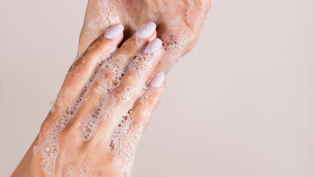 Por que a espuma do sabão é sempre branca, mesmo com sabões coloridos?