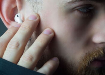 Você sabia que fones de ouvido podem causar perda auditiva?