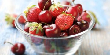 Passo a passo para plantar frutas vermelhas e colher em casa