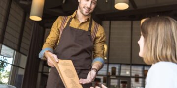 Por que ajudar o garçom pode dizer muito sobre você