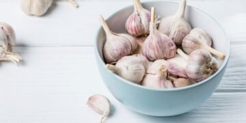 Alho faz bem mesmo? Entenda os benefícios e como aproveitar sem exageros