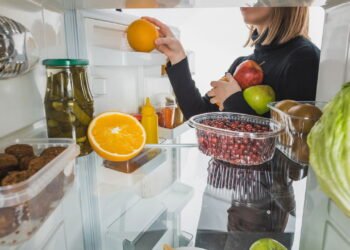 6 alimentos que você nunca deve deixar na porta da geladeira