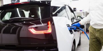 Carros híbridos plug-in dominam 2025 com economia e baixo consumo e energia