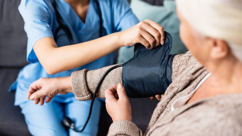 Entenda as causas e os perigos da hipertensão e como controlar a pressão alta