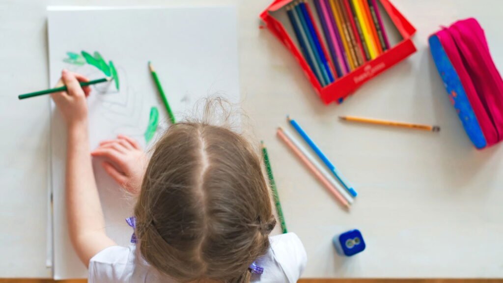 Pessoas canhotas realmente pensam diferente? Entenda como o cérebro deles podem ter surpreender!