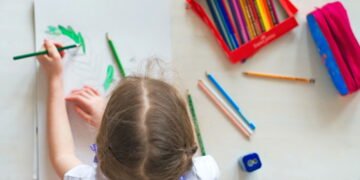 Pessoas canhotas realmente pensam diferente? Entenda como o cérebro deles podem ter surpreender!