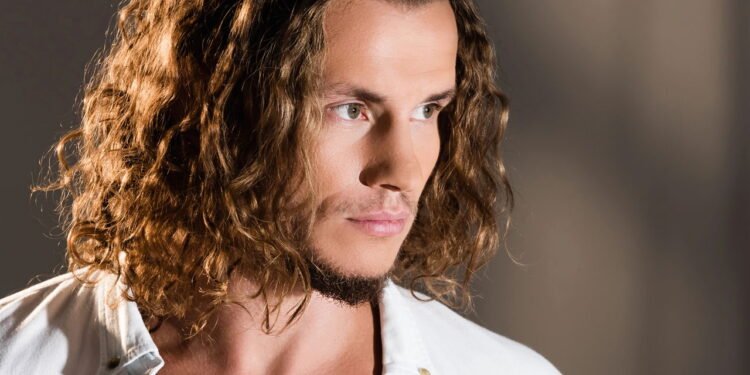 Estilos e cuidados essenciais para manter o cabelo masculino longo impecável