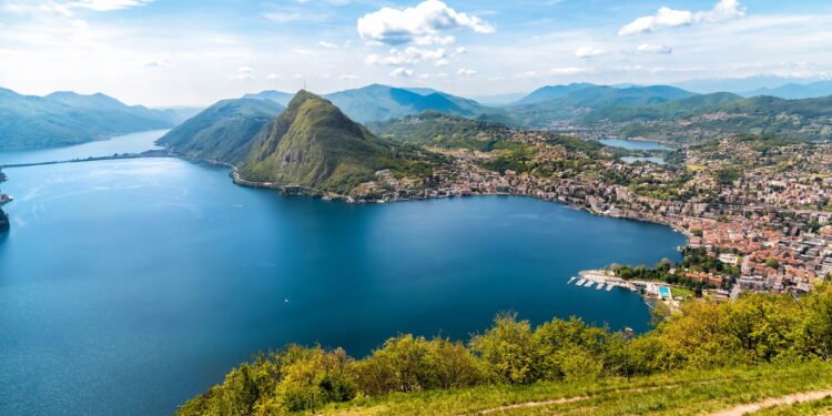 A cidade mais charmosa e completa da Suíça fica às margens de um lago