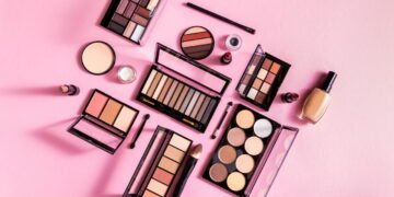 Tons nudes estão dominando a tendência de maquiagem para o outono 2025