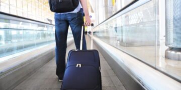 Segredos para economizar espaço na mala sem abrir mão do estilo