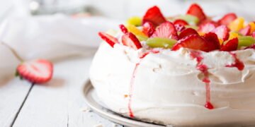 Merengue de Morango é a sobremesa mais leve e irresistível do verão