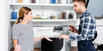 Micro-ondas causa câncer? Veja o que a ciência diz