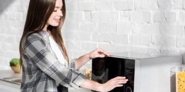 5 usos surpreendentes do micro-ondas que poucos conhecem