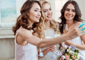 Looks femininos que funcionam perfeitamente em casamentos de dia