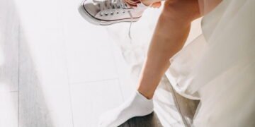 O segredo para usar tênis com vestido sem perder a elegância