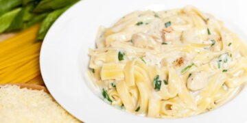 Esse molho cremoso de queijo vai deixar seu macarrão perfeito