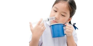 Como fazer lavagem nasal segura em crianças e evitar complicações comuns