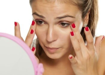 Saiba como escolher e aplicar o creme certo para olheiras