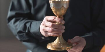 Pode ou não pode? O que a Igreja diz sobre padres e álcool