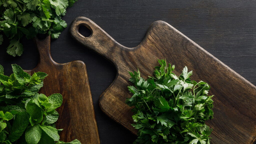 Aprenda cultivar salsinha em casa e sempre tenha temperos frescos