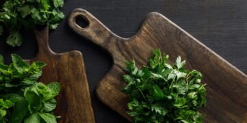 Aprenda cultivar salsinha em casa e sempre tenha temperos frescos