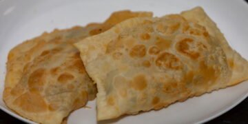 Pastel de forno recheado que derrete na boca com ingredientes simples