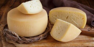 Produza seu próprio queijo artesanal usando só leite e paciência