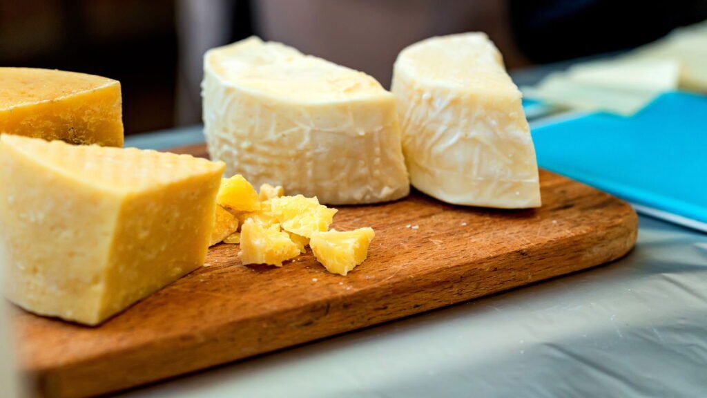 Produza seu próprio queijo artesanal usando só leite e paciência