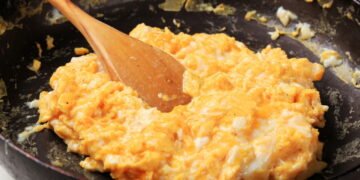 O segredo de chefs famosos para um ovo mexido cremoso