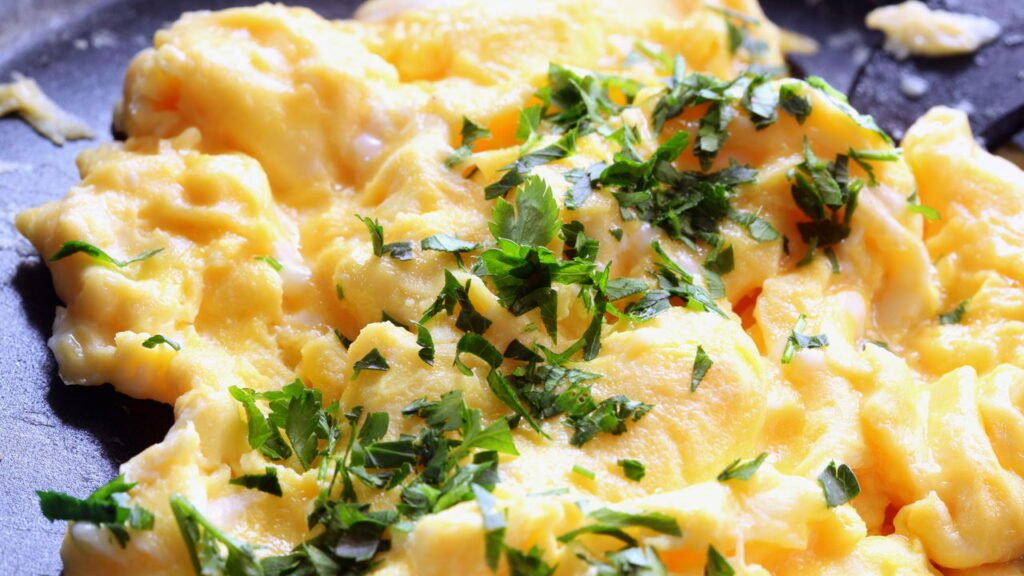 O segredo de chefs famosos para um ovo mexido cremoso