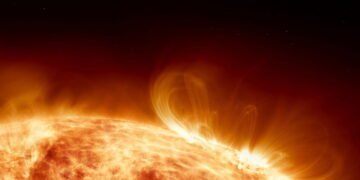 Maior erupção solar de 2025 causa falhas de comunicações de rádios por todo o mundo