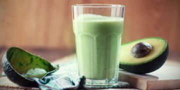 A melhor receita de vitamina de abacate cremosa e nutritiva