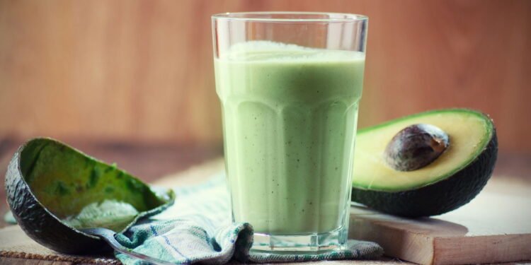 A melhor receita de vitamina de abacate cremosa e nutritiva
