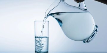 Você sabe por que a água do copo é transparente e a do mar é azul?